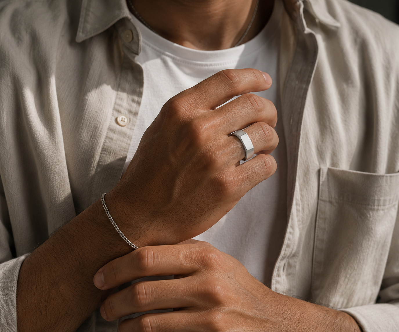 Anel masculino minimalista: como usar com estilo