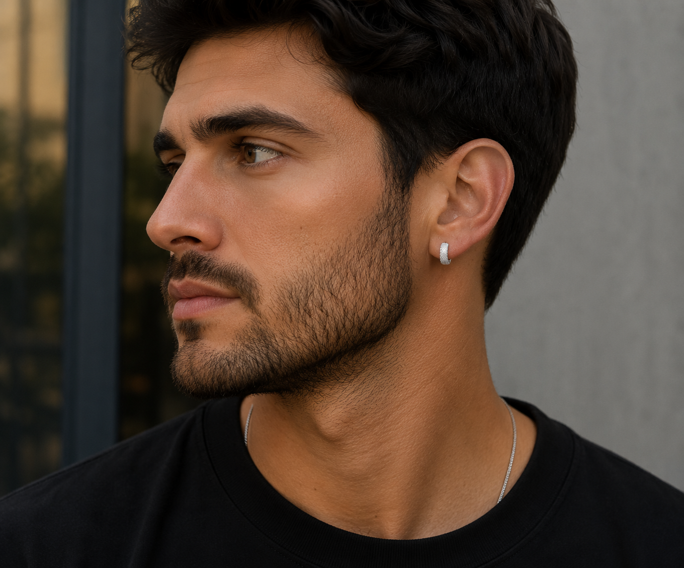 Brinco masculino está em alta? Como usar com estilo