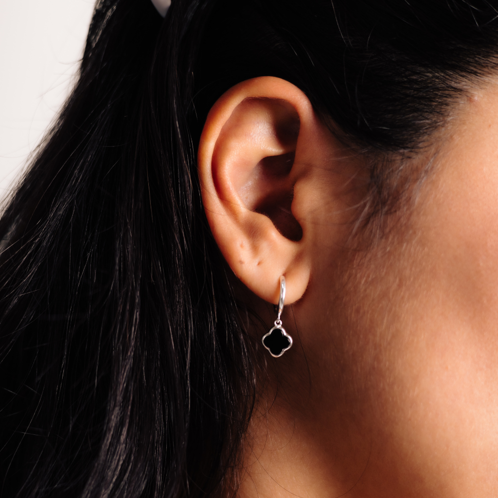 Argola Feminina em Prata - Trevo Preto