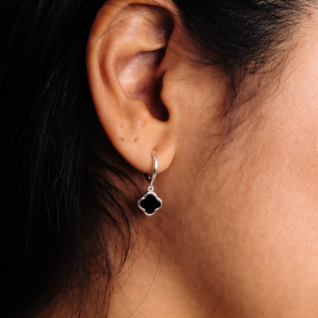 Argola Feminina em Prata - Trevo Preto