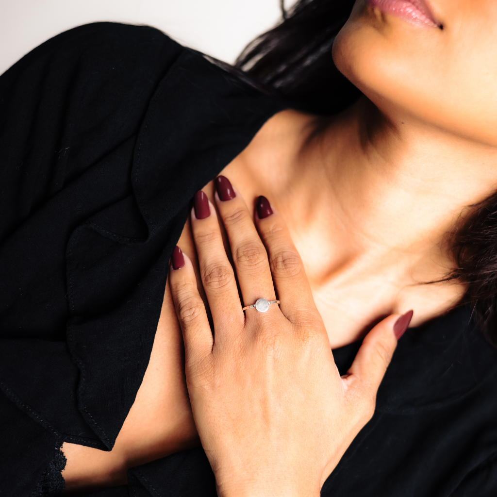 Anel Feminino em Prata - Medalha Lisa