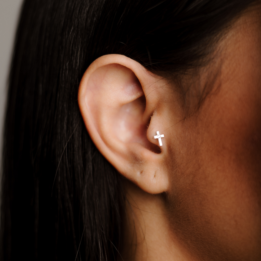 Piercing Feminino em Prata - Cruz