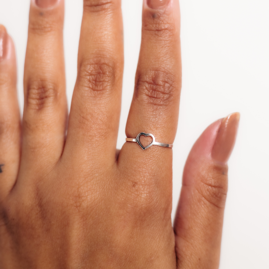 Anel Feminino em Prata - Coração Vazado