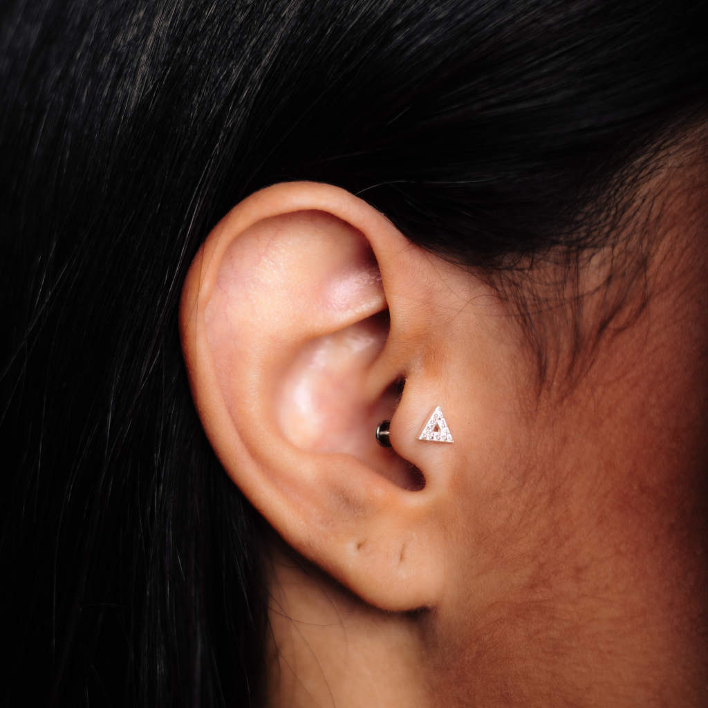Piercing Feminino em Prata - Triangulo Cravejado