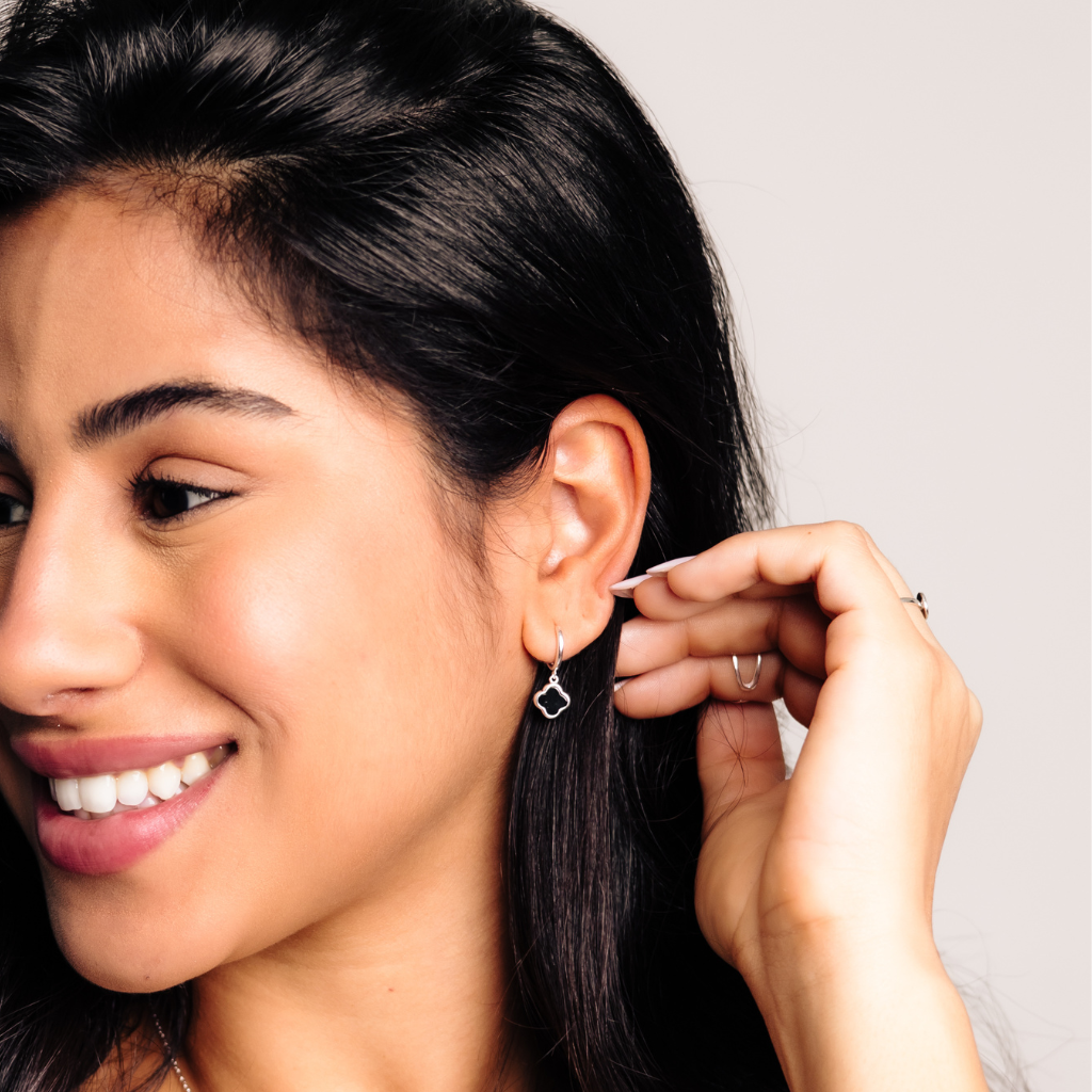 Argola Feminina em Prata - Trevo Preto