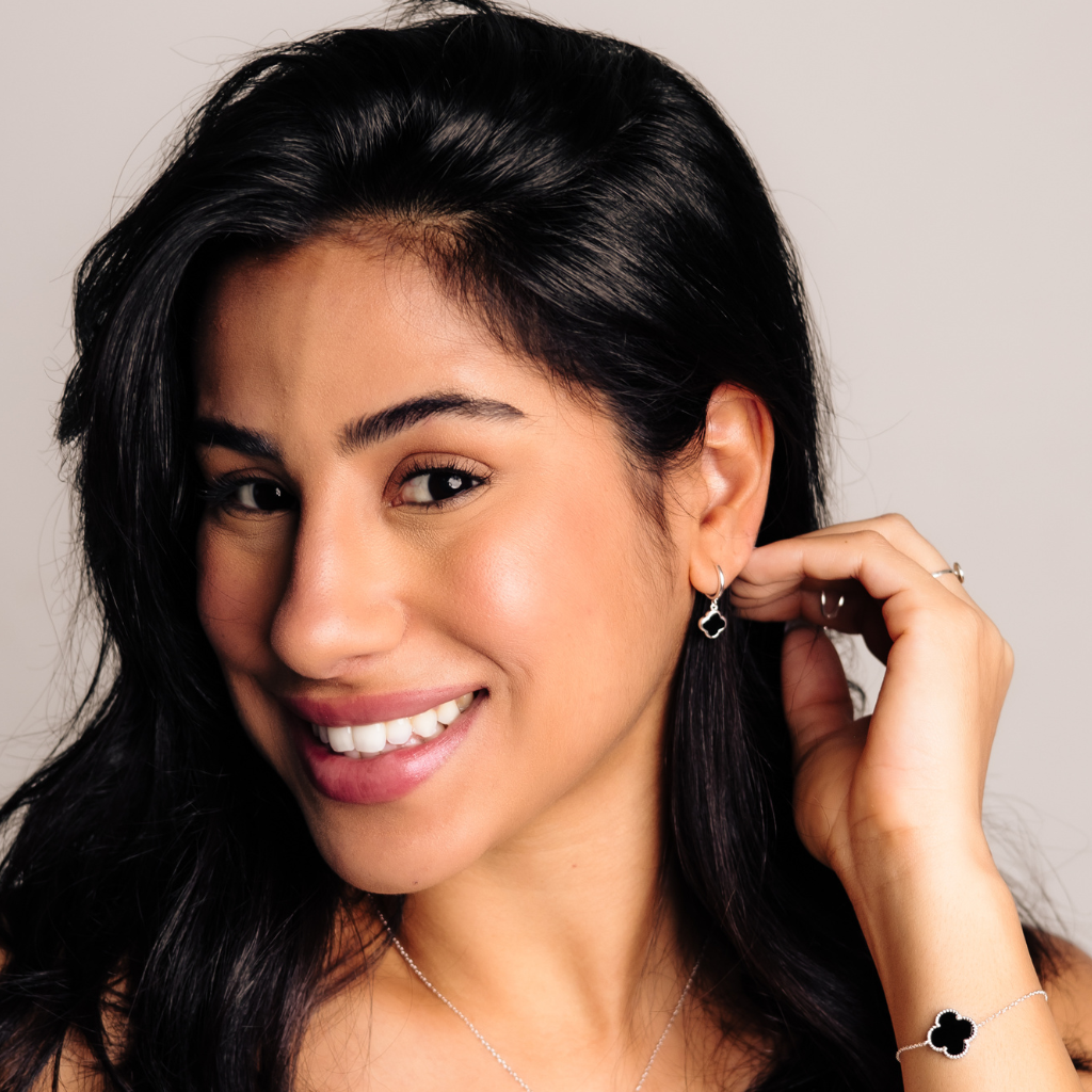 Argola Feminina em Prata - Trevo Preto