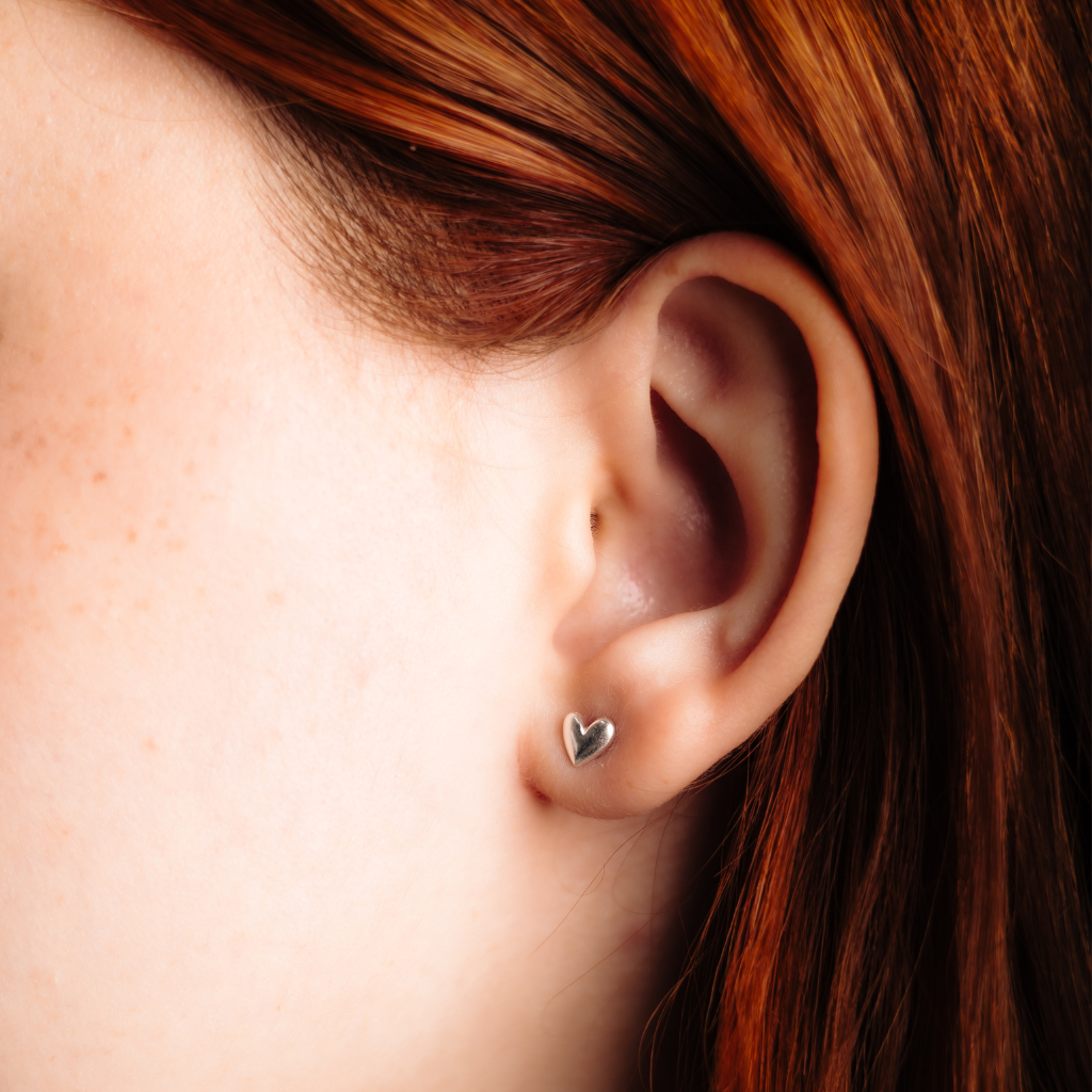 Brinco Feminino em Prata - Coração Liso