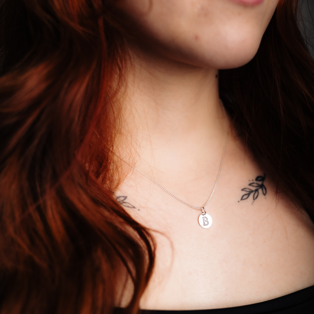 Colar Feminino em Prata - Medalha com Letra