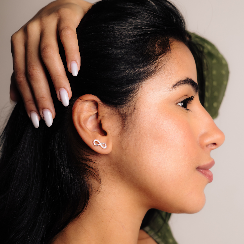 Brinco Feminino em Prata - Infinito Cravejado