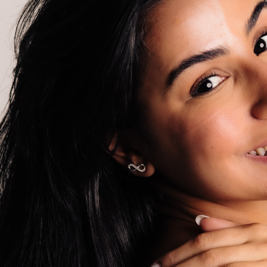 Brinco Feminino em Prata - Infinito Cravejado