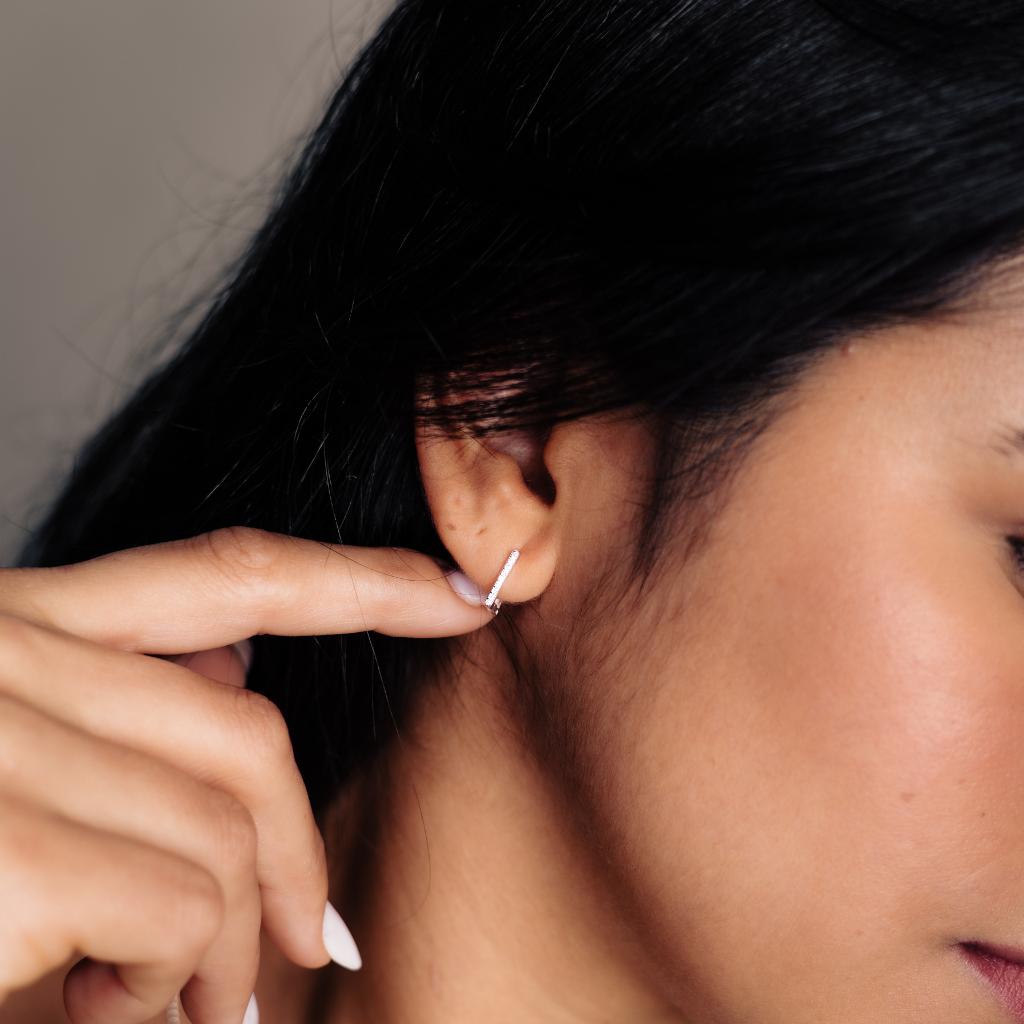 Argola Feminina em Prata - Quadrada Cravejada