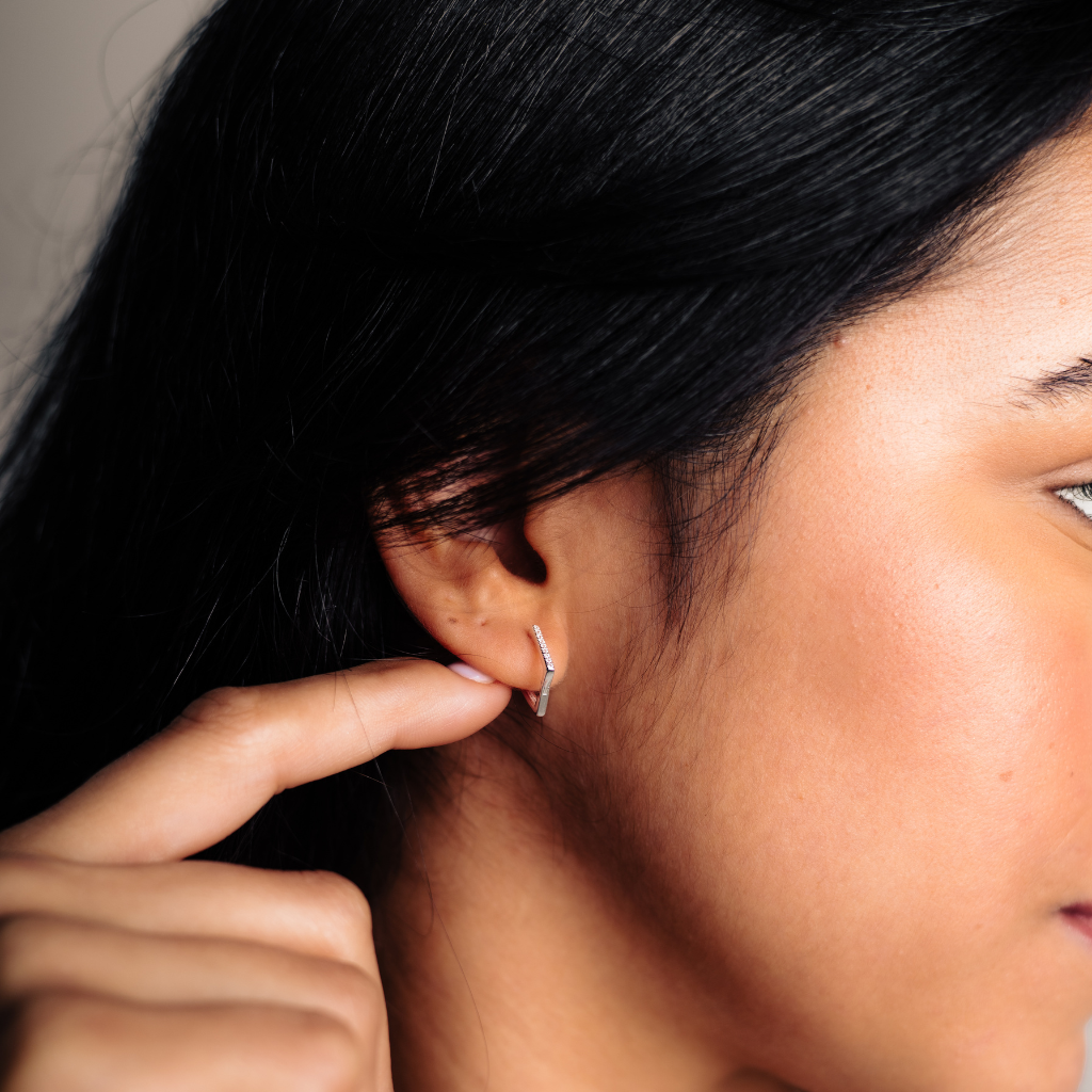 Argola Feminina em Prata - Quadrada Cravejada