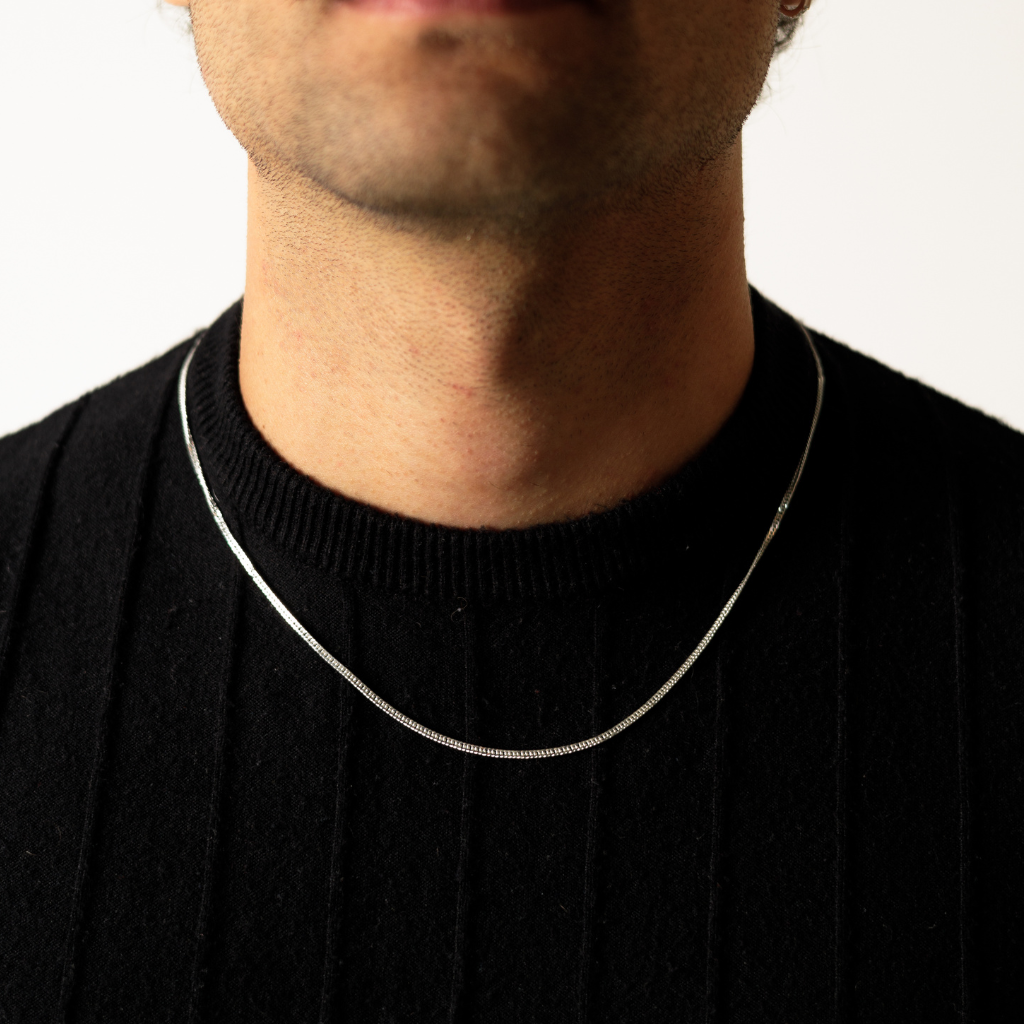 Homem usando Corrente Grumet Duplo 2 mm em Prata 925 com design minimalista.