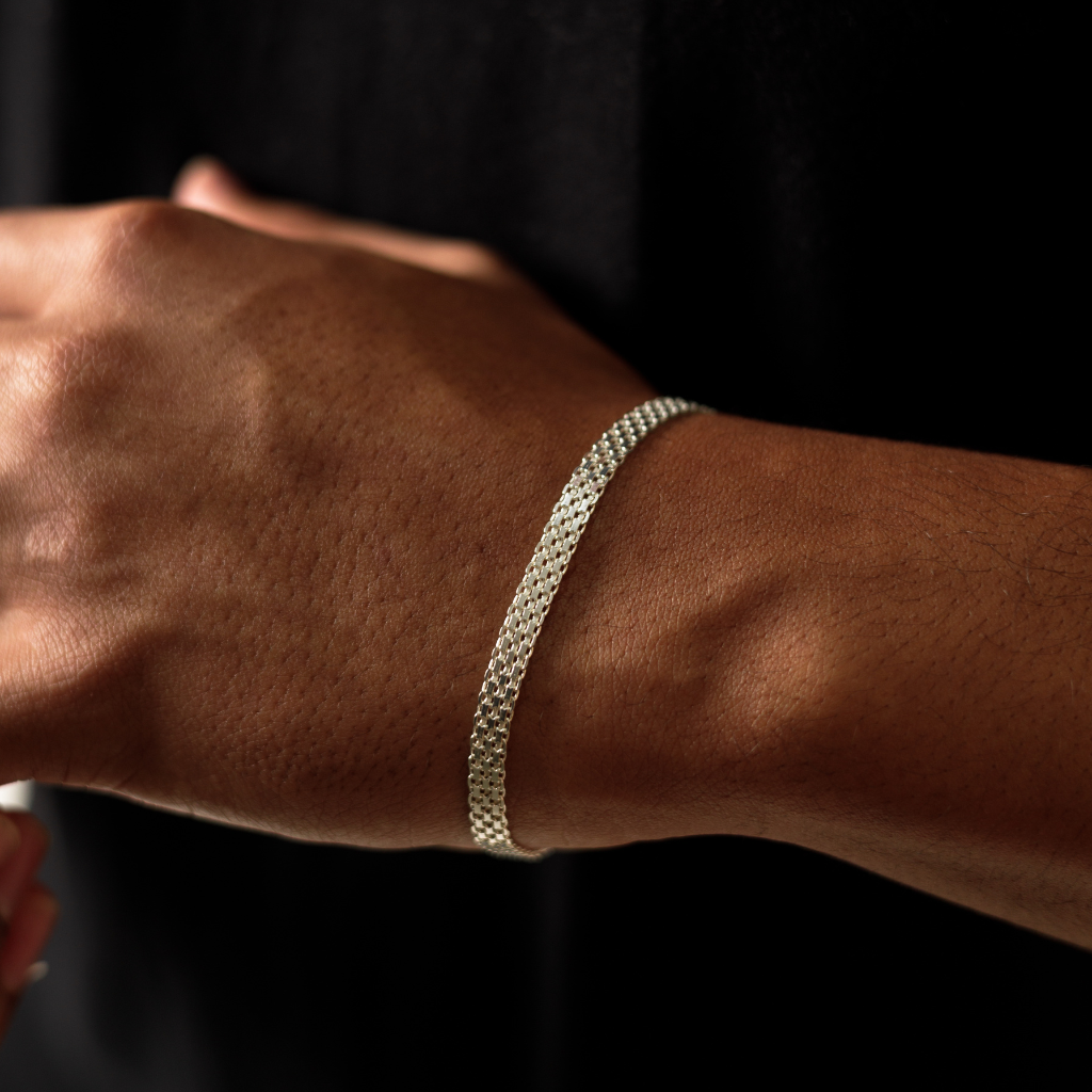 Pulseira Esteira em Prata 925 ideal para composições do dia a dia.