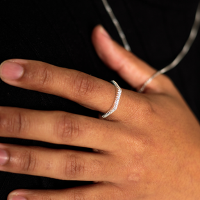 Anel Sextavado Diamantado em Prata 925 compondo um visual masculino minimalista.