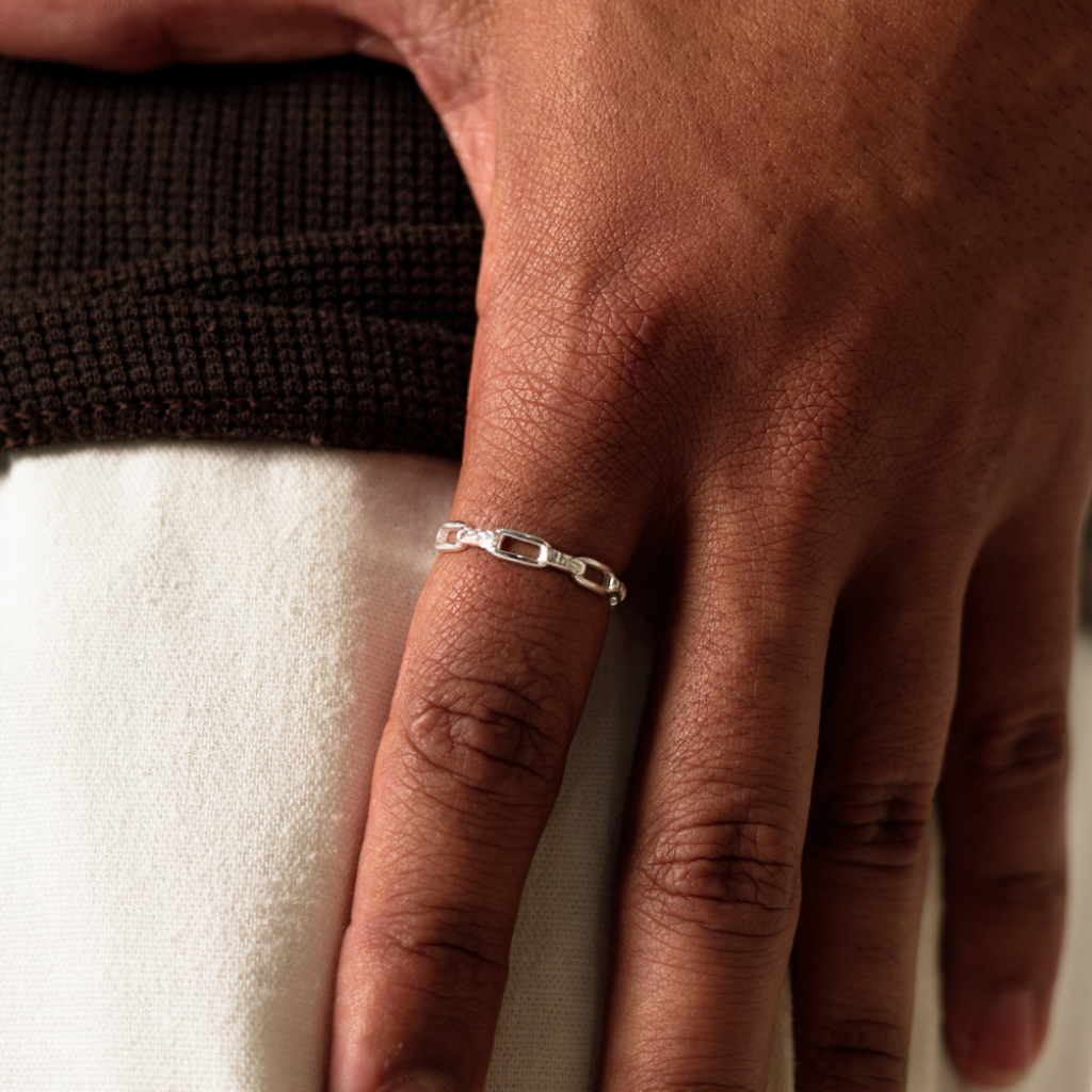 Anel Triplete Diamantado em Prata 925 compondo um visual masculino minimalista.