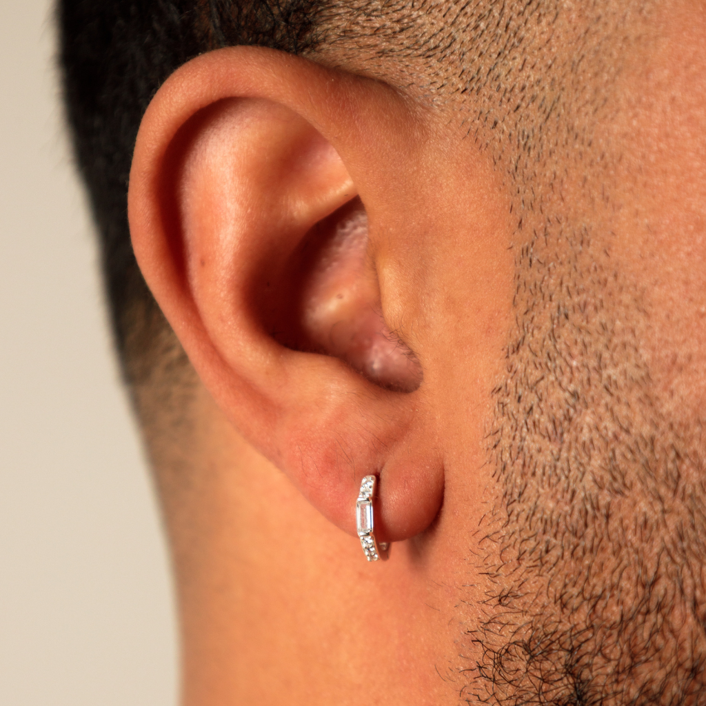 Homem usando argola com zircônia retangular em Prata 925 de design minimalista e acabamento premium.