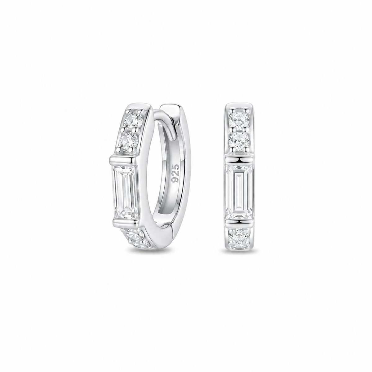 Argola com zircônia retangular em Prata 925, acabamento polido e fechamento click.