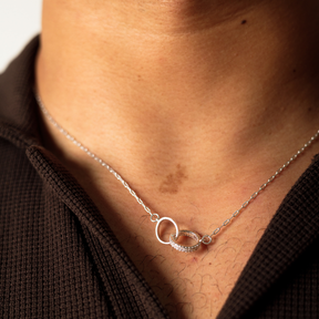 Colar Cadeado com Círculo Cravejado em Prata 925 compondo um visual masculino elegante e moderno