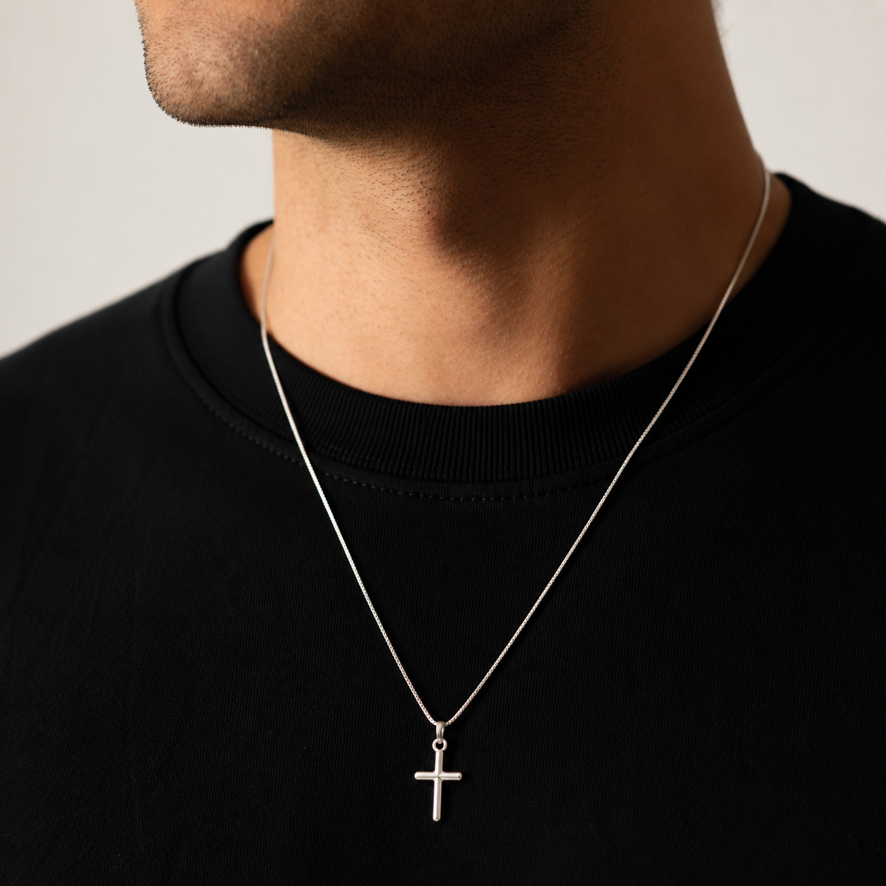 Colar Veneziana com Cruz Lisa em Prata 925 compondo um visual masculino minimalista.