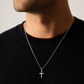 Colar Veneziana com Cruz Lisa em Prata 925 compondo um visual masculino minimalista.