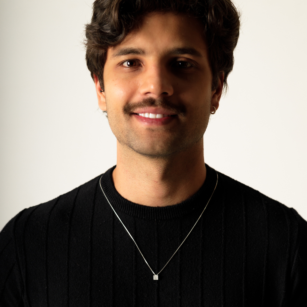 Colar Quadrado Cravejado em Prata 925 compondo um visual masculino minimalista.