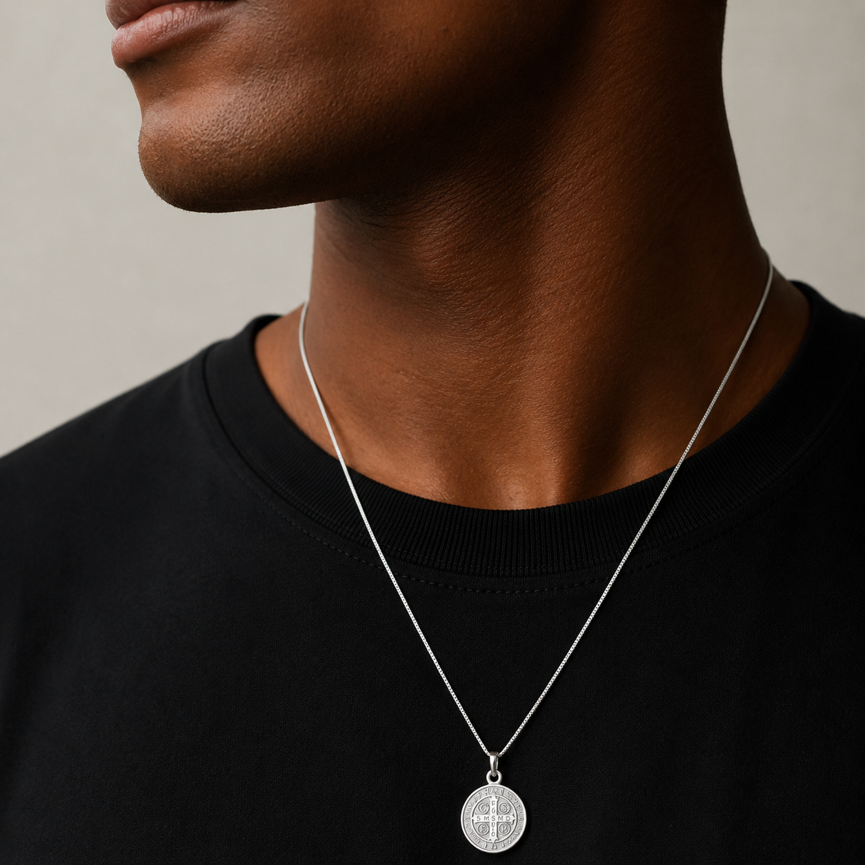 Colar Veneziana com Medalha de São Bento em Prata 925 compondo um visual masculino elegante e minimalista.
