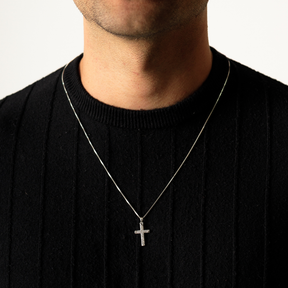 Colar Veneziana com Cruz 2 Fileiras em Prata 925 compondo um visual masculino elegante e sofisticado.