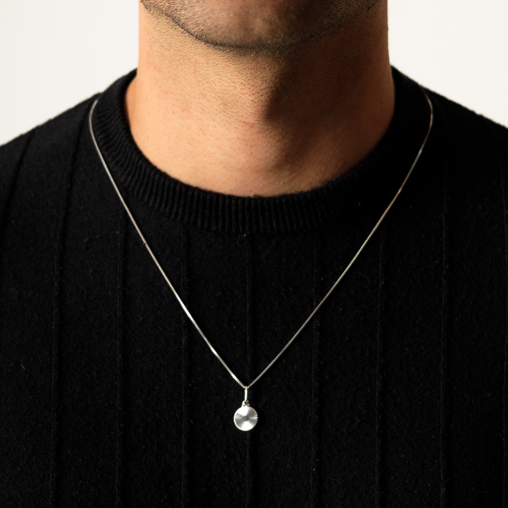 Colar Veneziana com Espiral em Prata 925 compondo um visual masculino elegante e minimalista.