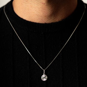 Homem usando Colar Veneziana com Espiral em Prata 925.