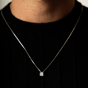 Colar Veneziana com Quadrado Cravejado em Prata 925 utilizado em produção casual.