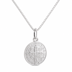 Detalhes da Medalha de São Bento em Prata 925 com acabamento premium.