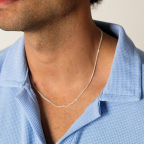 Corrente Bismark 2 mm em Prata 925 compondo um visual masculino elegante.