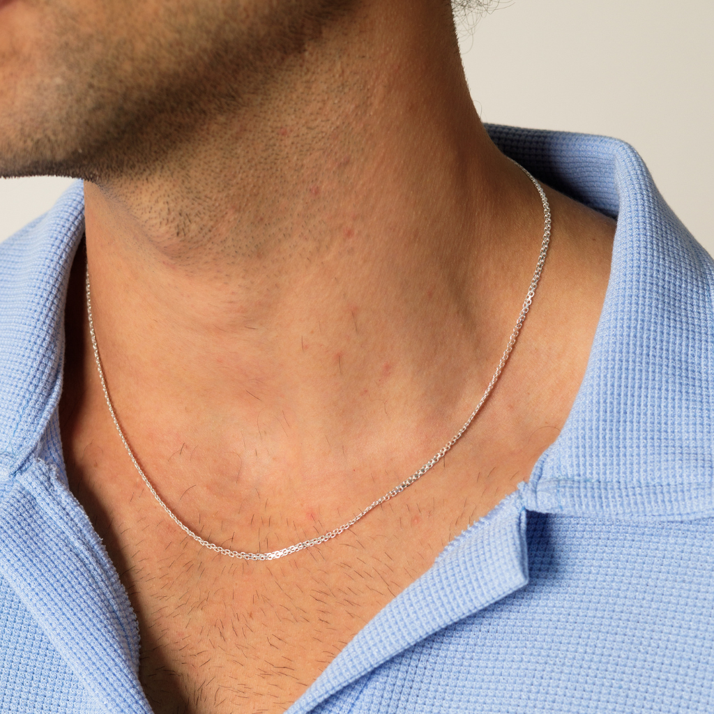 Homem usando Corrente Bismark 2 mm em Prata 925 com design minimalista.