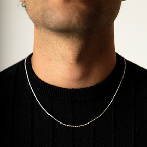 Homem usando Corrente Cordão Baiano 1,5 mm em Prata 925 com design minimalista.