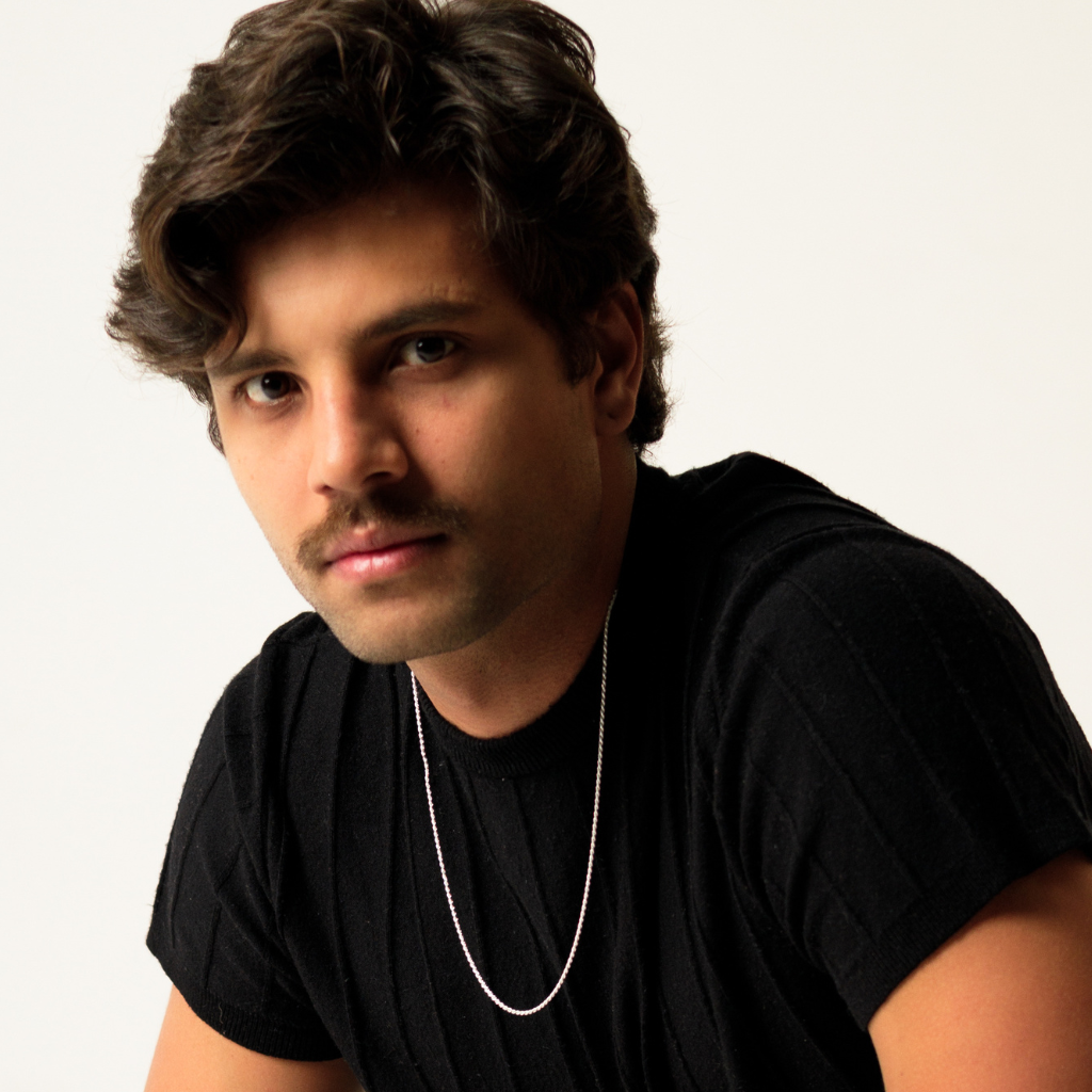 Corrente Cordão Baiano em Prata 925 compondo um visual masculino elegante.