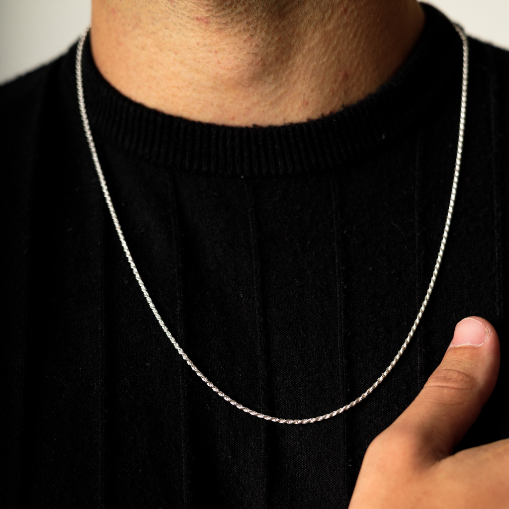 Corrente Cordão Baiano em Prata 925 compondo um visual masculino sofisticado.