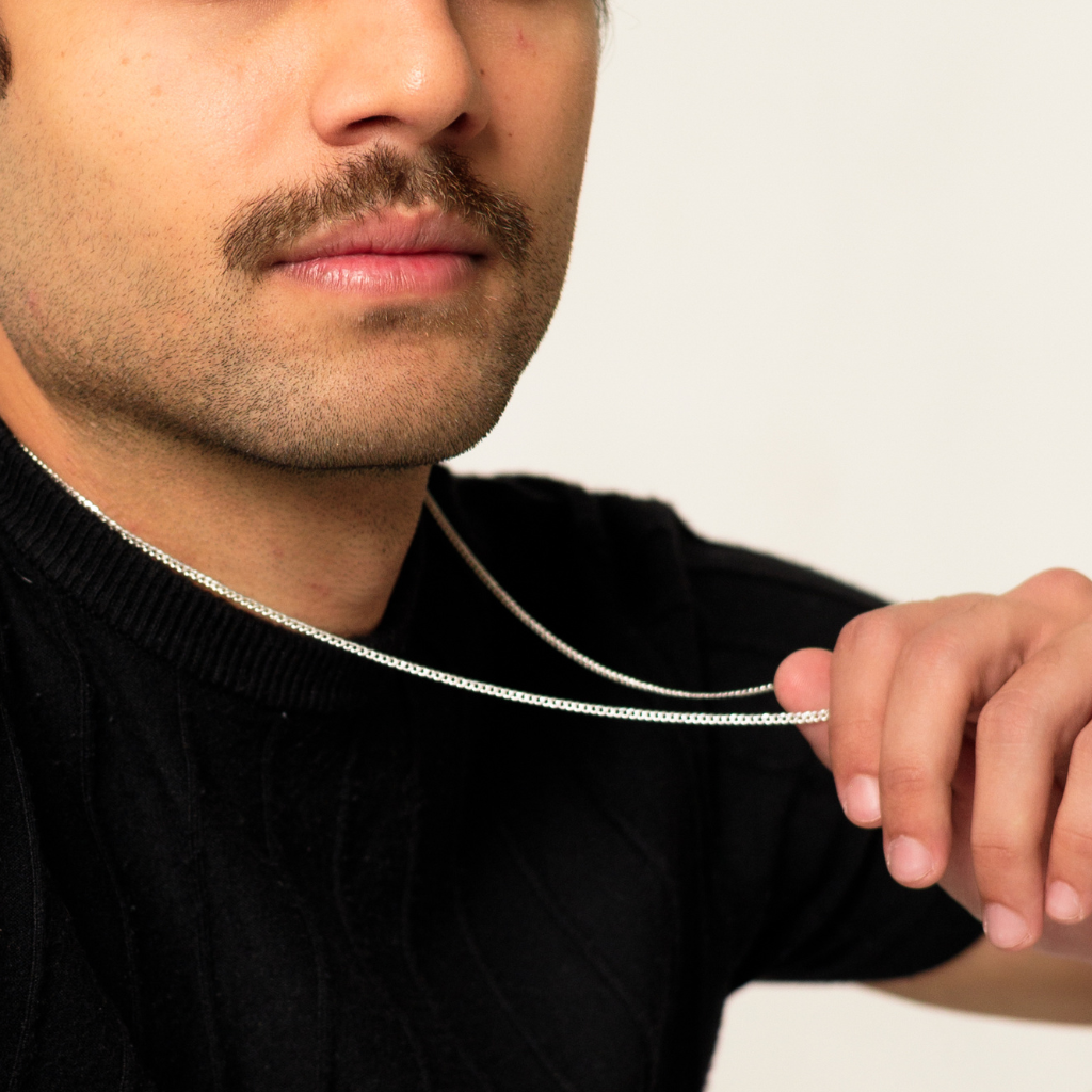 Homem usando Corrente Grumet 2 mm em Prata 925 com design minimalista.