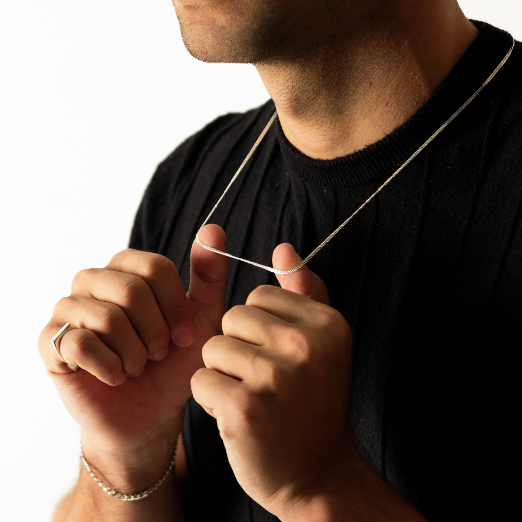 Corrente Grumet Duplo 2 mm em Prata 925 combinada com outras joias masculinas.