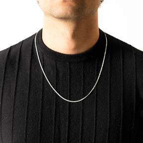 Corrente Grumet Duplo 2 mm em Prata 925 compondo um visual masculino elegante.
