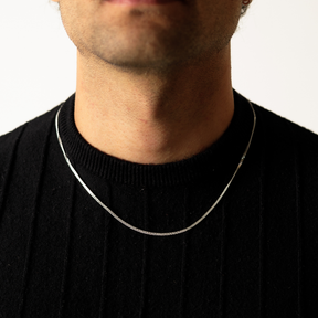 Homem usando Corrente Grumet Duplo 2 mm em Prata 925 com design minimalista.