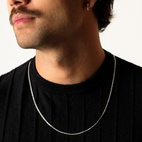 Corrente Grumet em Prata 925 compondo um visual masculino elegante.