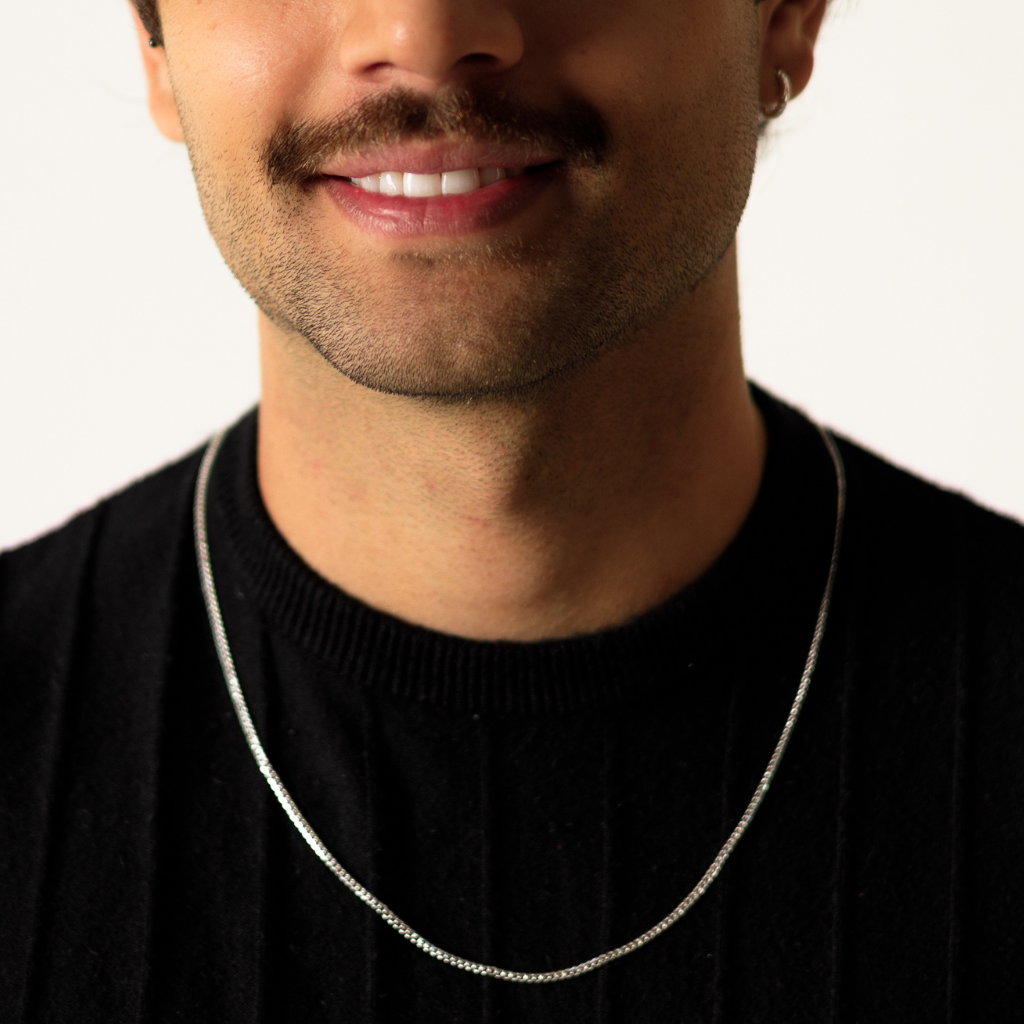 Corrente Grumet em Prata 925 compondo um visual masculino sofisticado e contemporâneo.