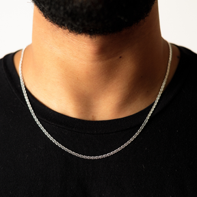 Homem usando Corrente Oitinho em Prata 925 com design minimalista.