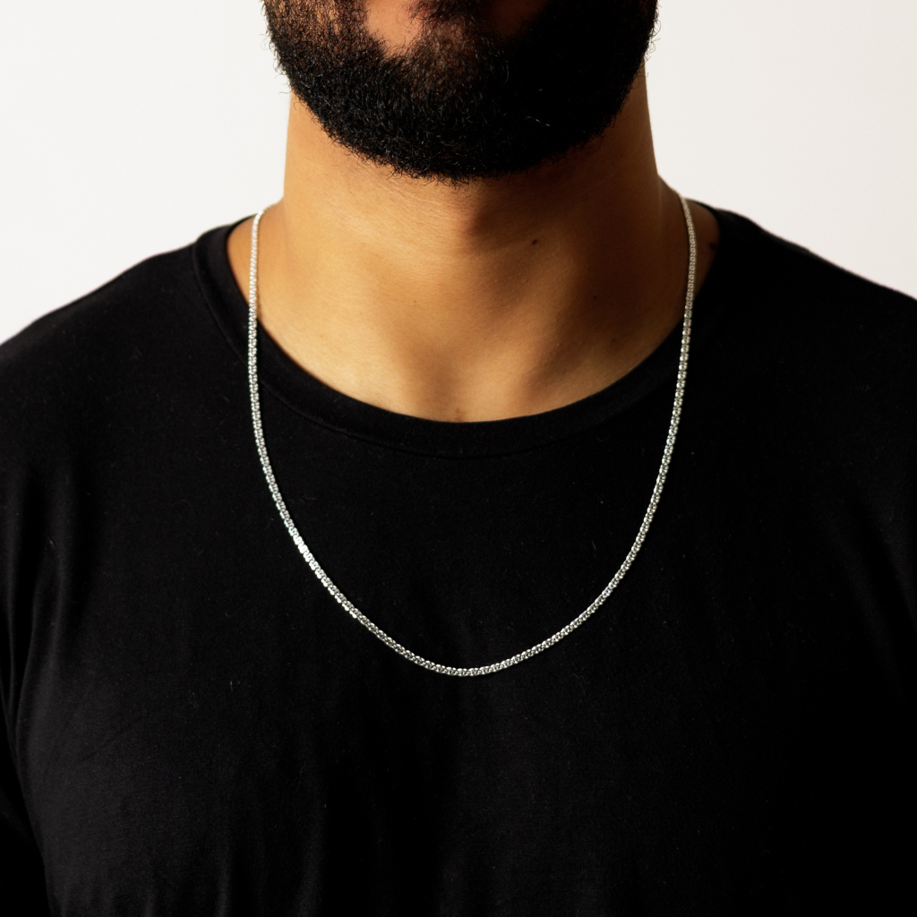 Corrente Oitinho em Prata 925 combinada com outros acessórios masculinos.