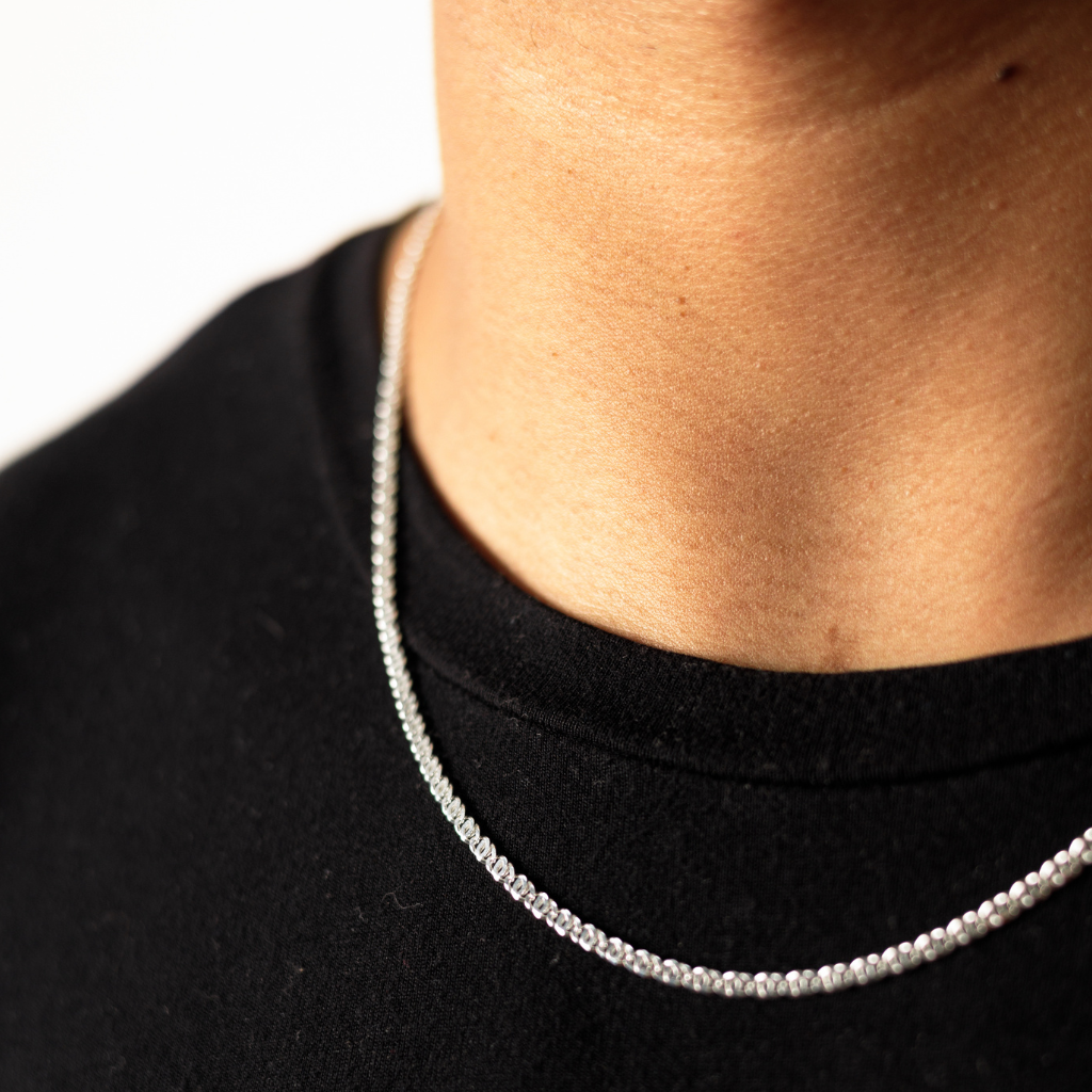 Corrente Oitinho em Prata 925 compondo um visual masculino elegante.