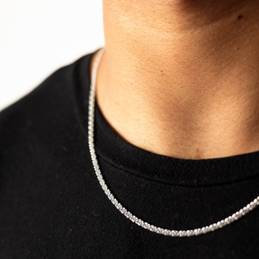 Corrente Oitinho em Prata 925 compondo um visual masculino elegante.