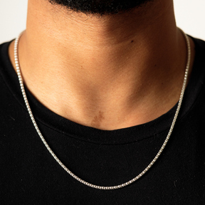 Corrente Pipoca em Prata 925 compondo um visual masculino elegante.