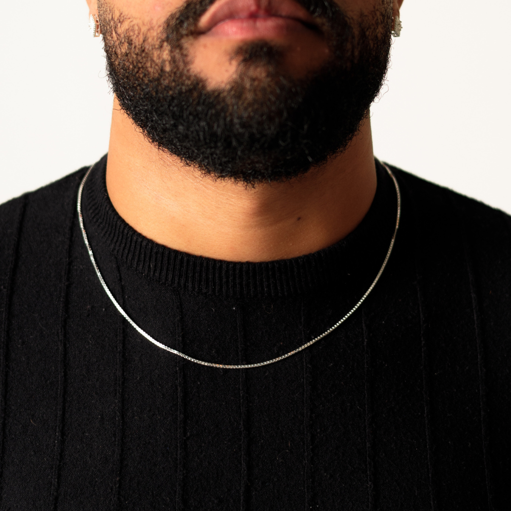 Homem usando Corrente Veneziana 1,5 mm em Prata 925 com design minimalista.