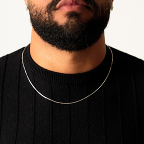 Homem usando Corrente Veneziana 1,5 mm em Prata 925 com design minimalista.